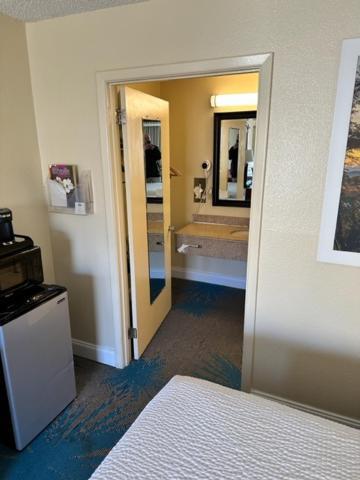 Days Inn By Wyndham Asheville West Candler Exterior foto